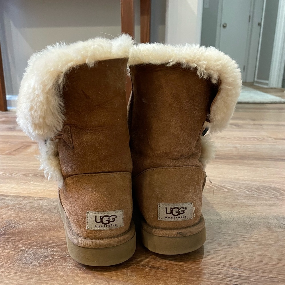 Ugg Chestnut Bailey Button Short Size 7